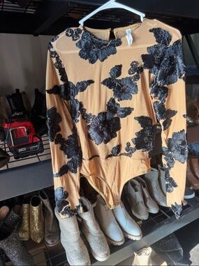Floral Applique Long-Sleeve Bodysuit in Tan and Black